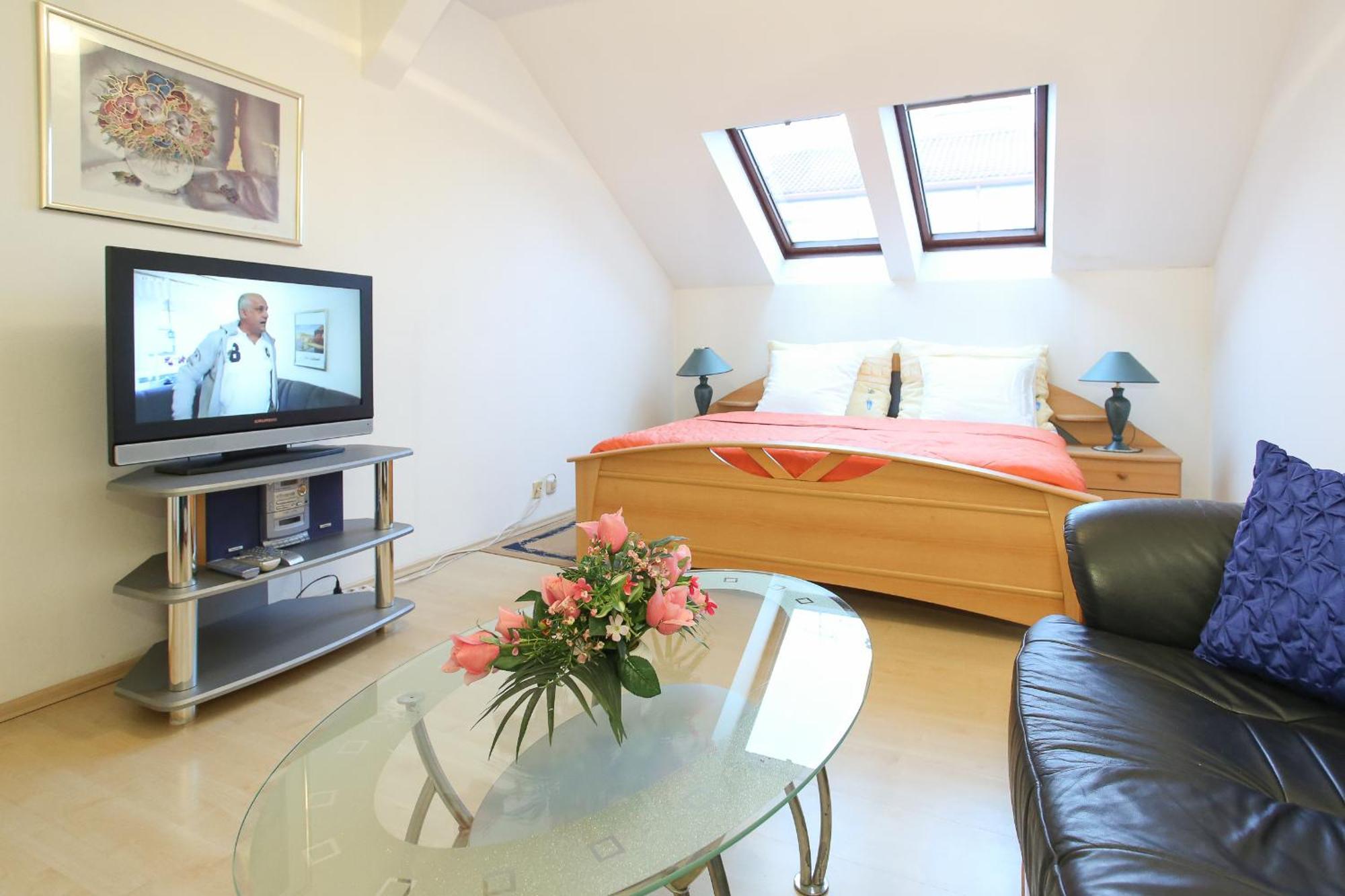 Mozart Apartments Виена Стая снимка
