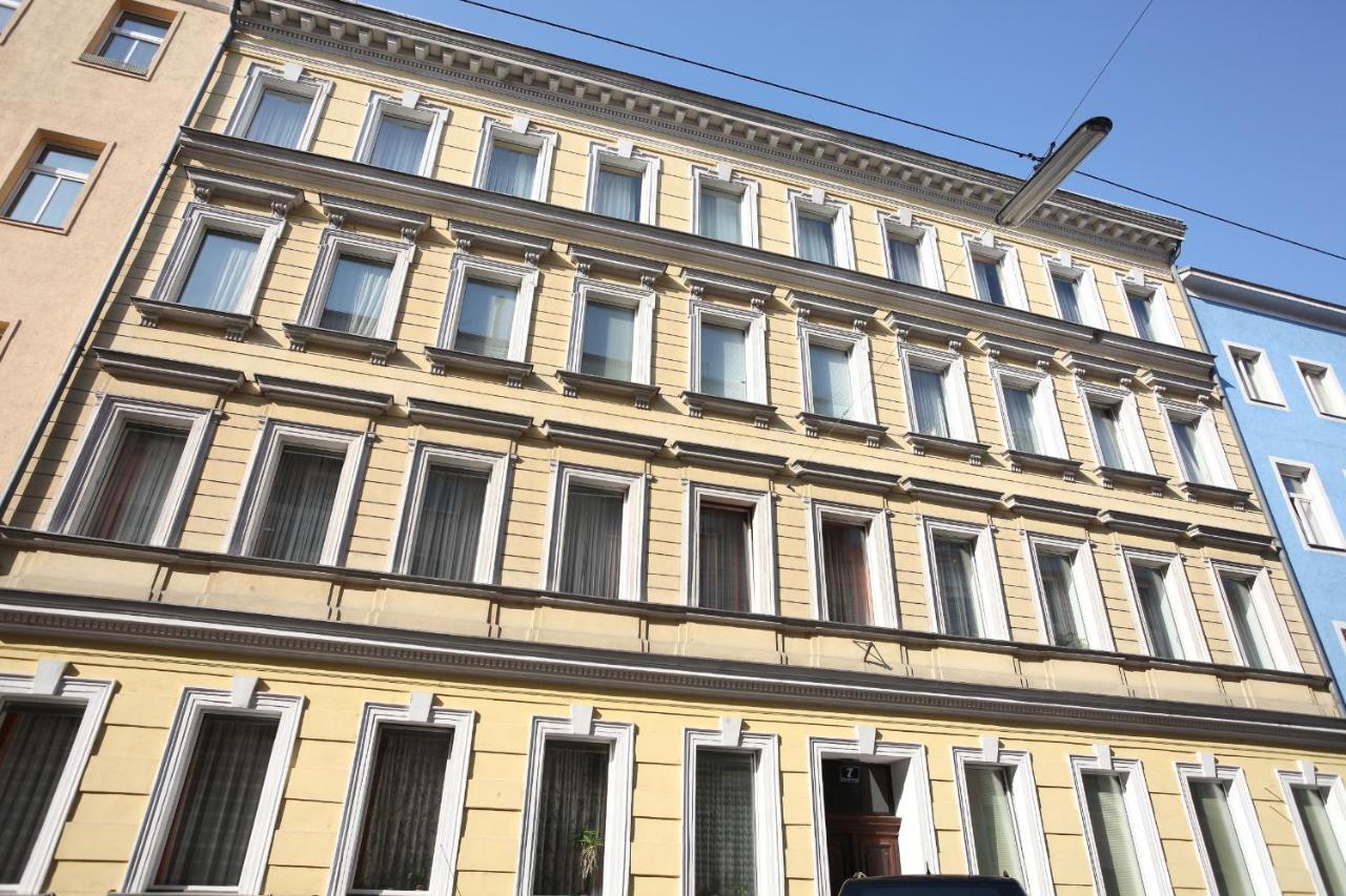 Mozart Apartments Виена Стая снимка